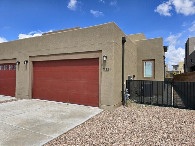 Building Photo - Modern Santa Fe Townhome