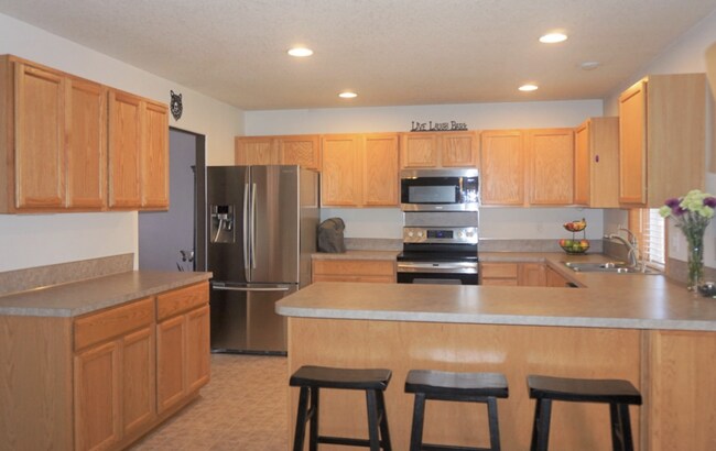 Building Photo - Lake Shore 4 Bedrooms