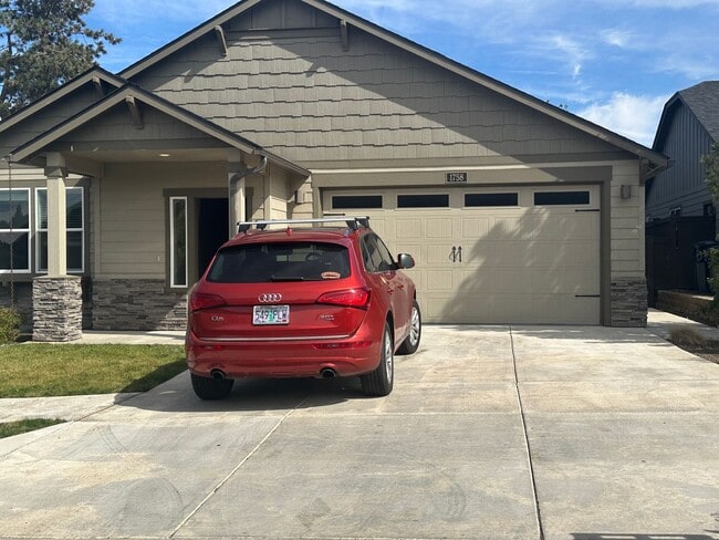 Building Photo - Like New Home Near Hospital, All Appliances, Air Conditioning, Fenced Yard, Dbl Garage