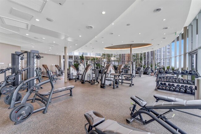 Building Photo - 700 NE 24th St