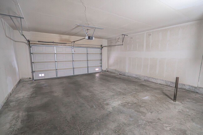 Building Photo - 2-Bedroom Townhouse with Community Pool & ...