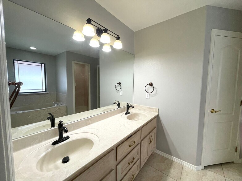 Building Photo - 4901 La Vista St