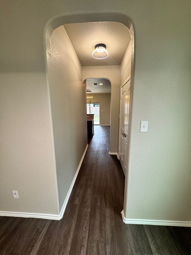 Building Photo - Ready for Move In! Roomy Updated 3 bedroom...