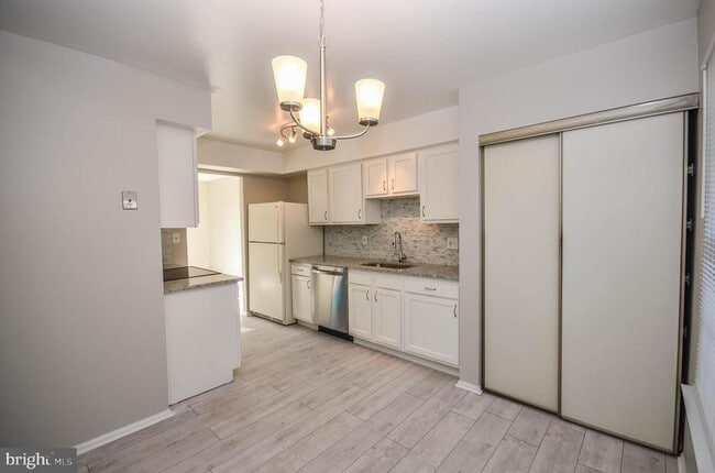 Building Photo - 8 Hines Ct