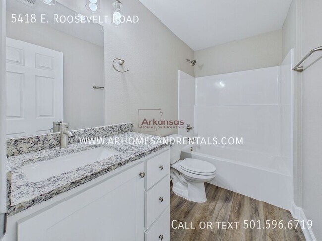 Building Photo - 5418 E Roosevelt Rd