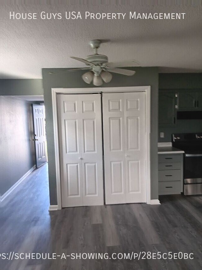 Building Photo - 208 NE Cedar Ct