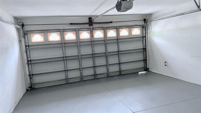 Building Photo - 10216 Oasis Palm Dr