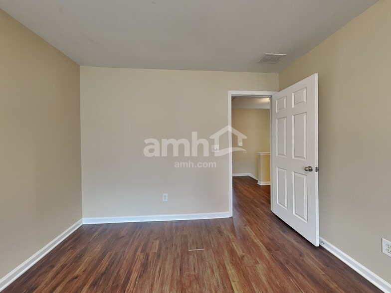 Building Photo - 2920 Mayfair Dr