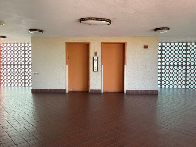 Building Photo - 4222 Inverrary Blvd