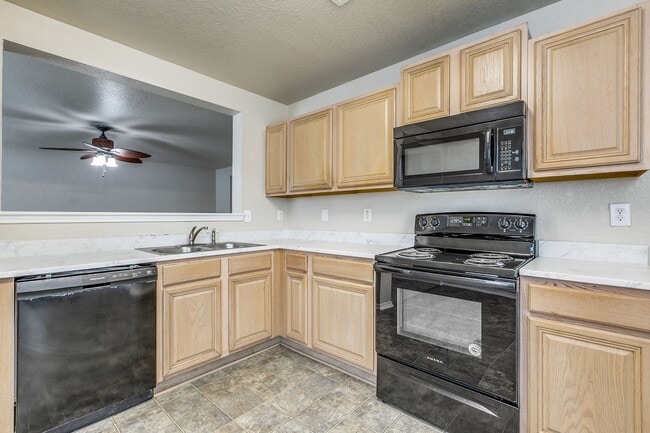 Building Photo - Charming 3/2/2 single-story home in highly desirable Westover Crossing