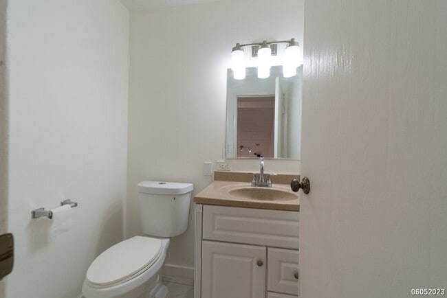 Building Photo - Spacious 4BR/2.5BA/2PKG Townhome with Ocea...
