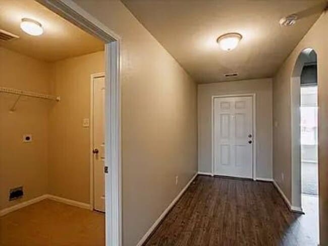Building Photo - 976 Lake View Cir W