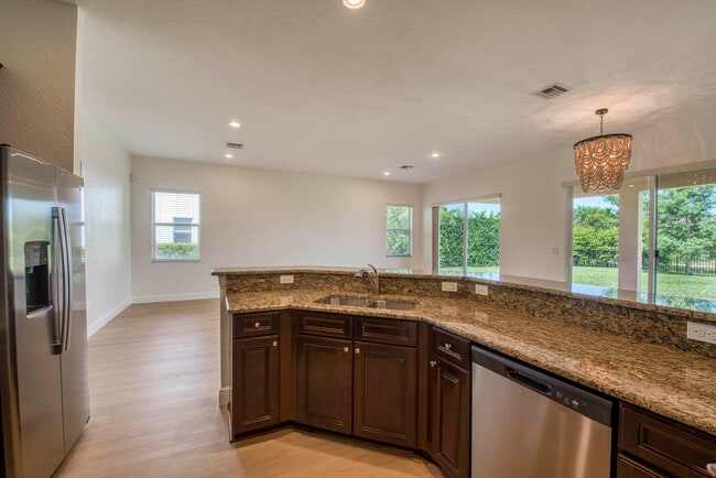 Building Photo - 172 Manor Cir