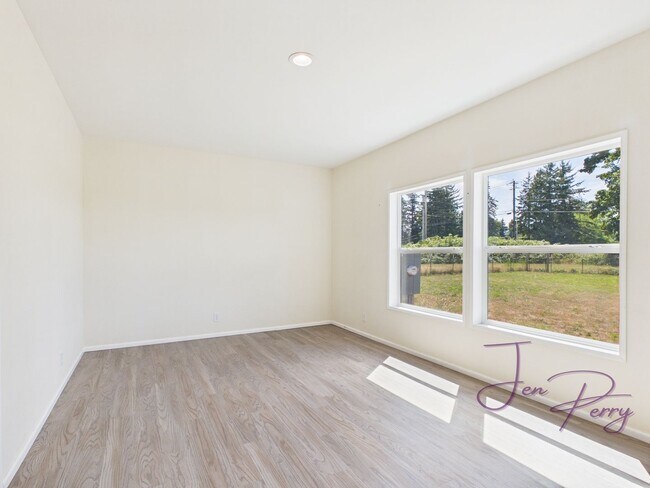 Building Photo - Large Spacious 5 Bedroom House with Fenced Yard