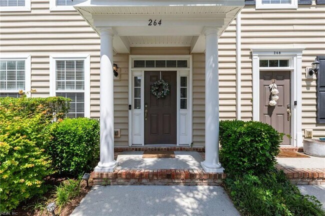 Building Photo - 3 Story Townhouse-style Condo Near Town Ce...