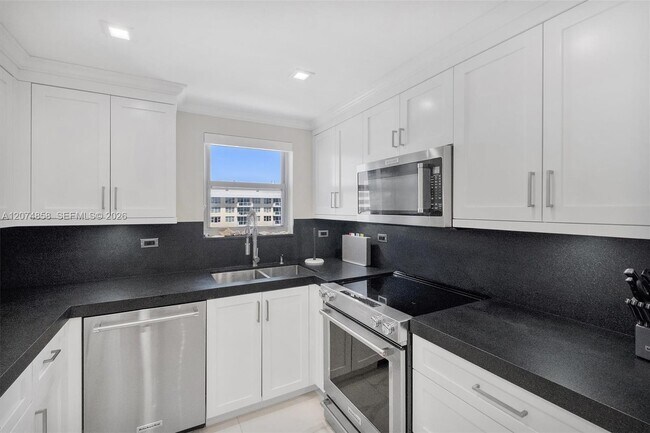 Building Photo - 5555 Collins Ave