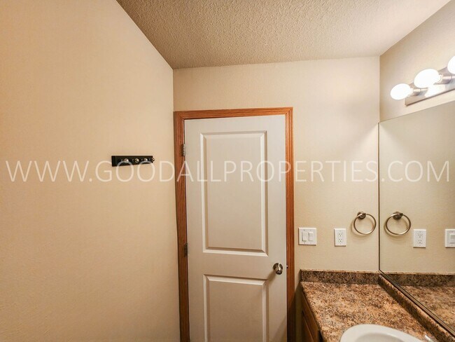 Building Photo - 2-Bedroom, 2-Bath Townhome in Pleasant Hill with a 2-Car Attached Garage