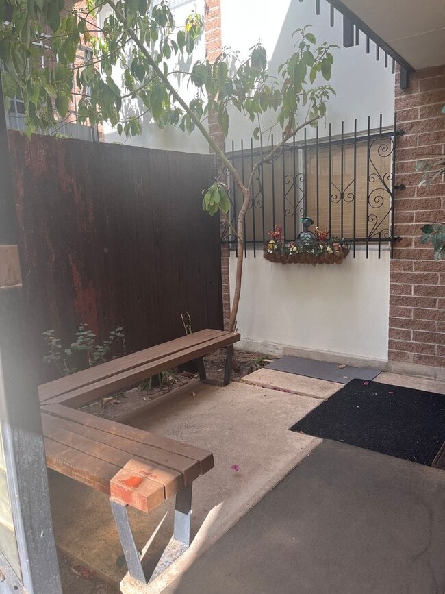 Building Photo - Lovely 2 Bedroom and 2 Bathroom Condo!