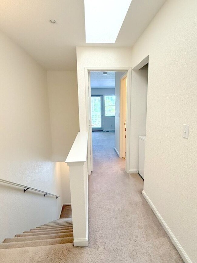 Building Photo - Fabulous Townhouse at Ashford Court - Close to BART, Downtown & Trails !