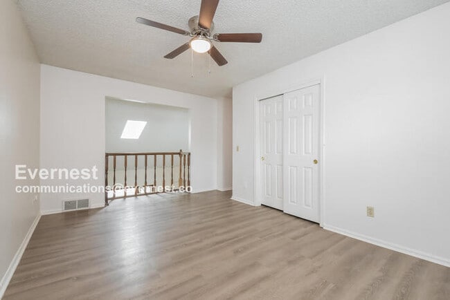 Building Photo - 144 Willow Pl S