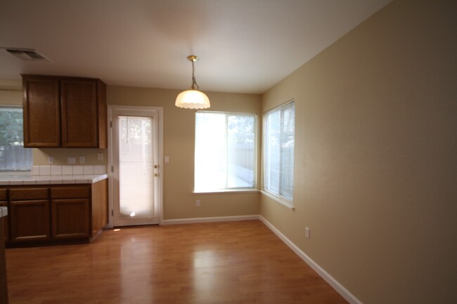 Building Photo - 4BR/2.5 BA / 1914 SF | New Carpet | Tenant...