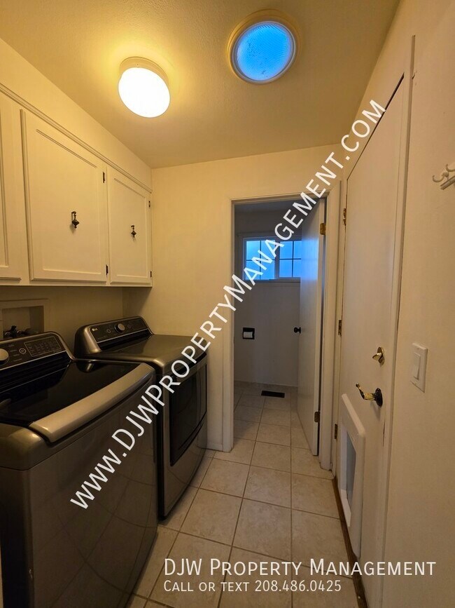 Building Photo - 9144 W Dalton Pl