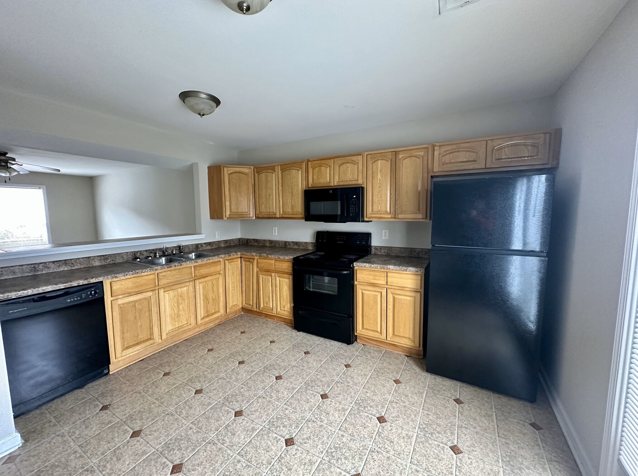 Building Photo - 121 Coyote Ct