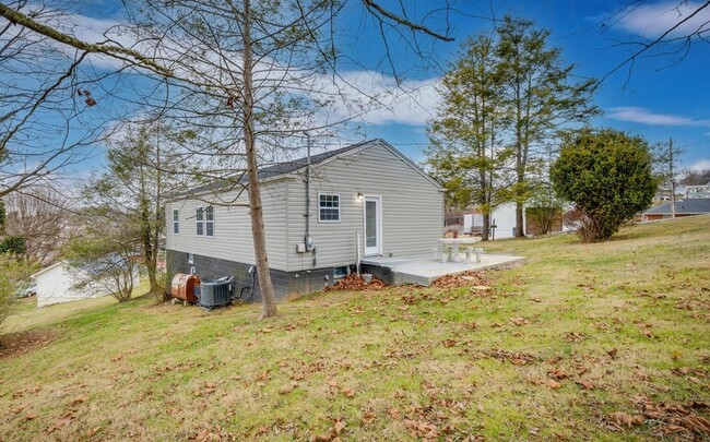 Building Photo - Newly renovated 3 bed and 1 bath house in ...