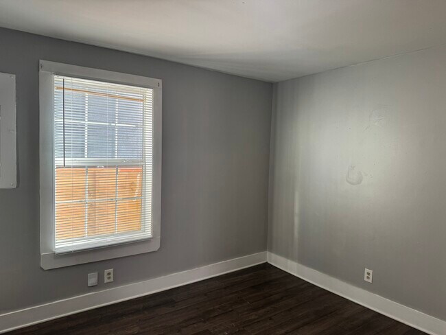 Building Photo - 1609 17th Ave N