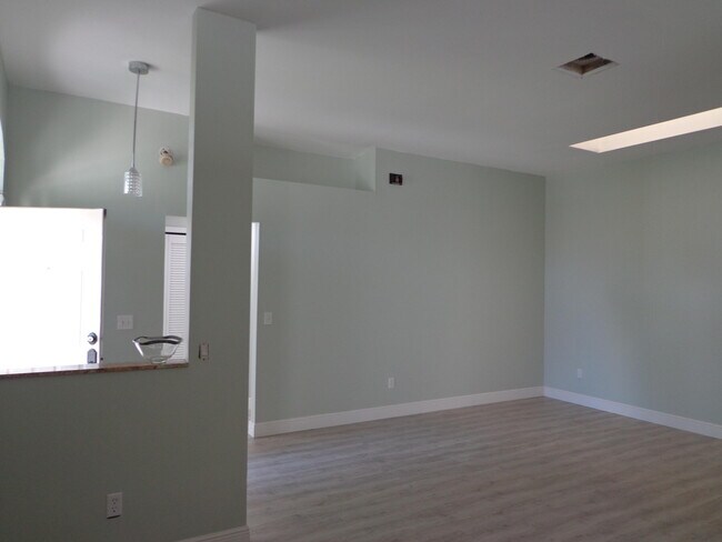 Building Photo - 890 Lake Wellington Dr