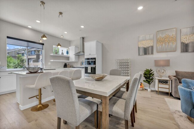 Building Photo - Fully Furnished Modern Townhome with utilities included and flexible lease options available