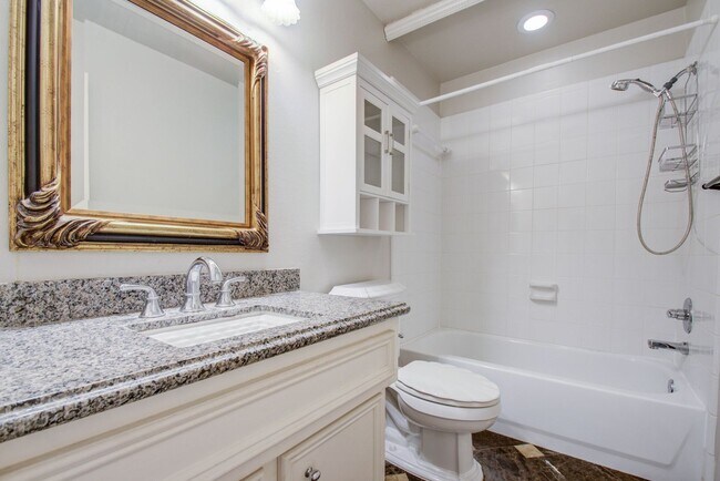 Building Photo - Stunning Three-Bedroom Townhouse Located i...