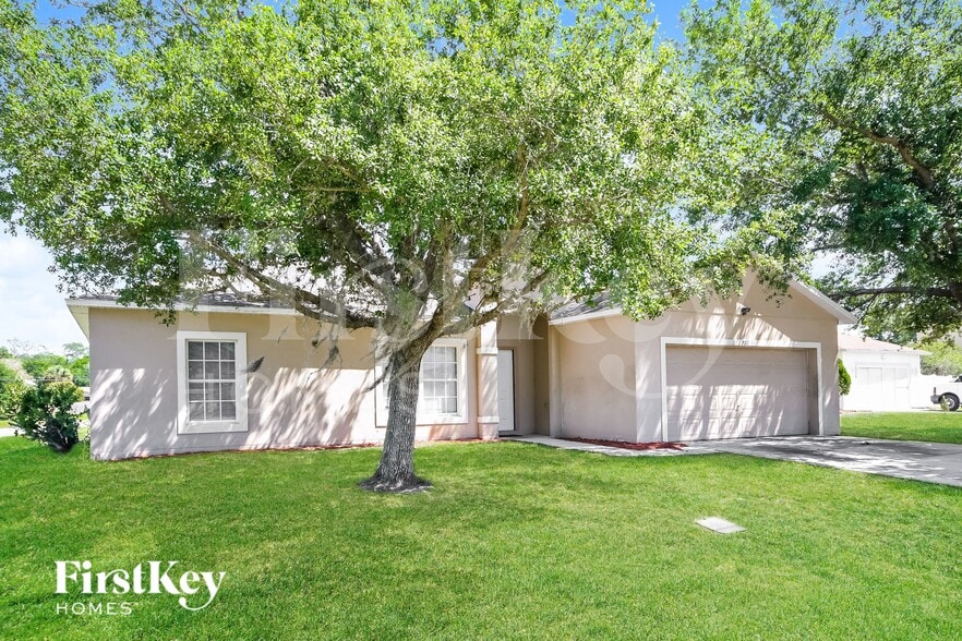 Building Photo - 702 Cotulla Dr