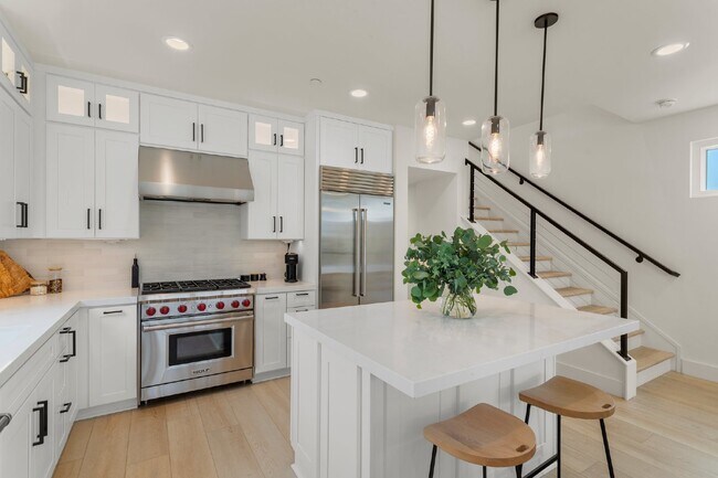Building Photo - Contemporary luxury in a prime beachside l...