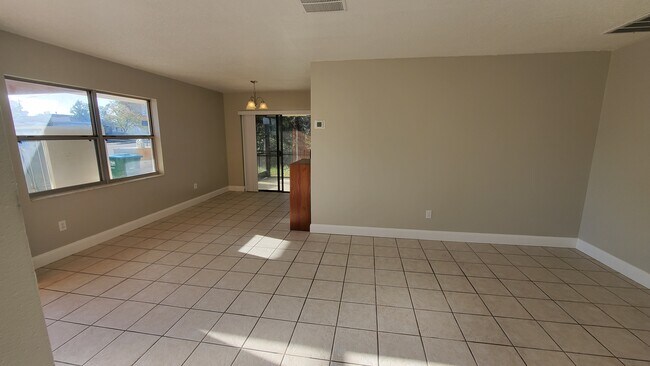 Building Photo - 369 Diamond St