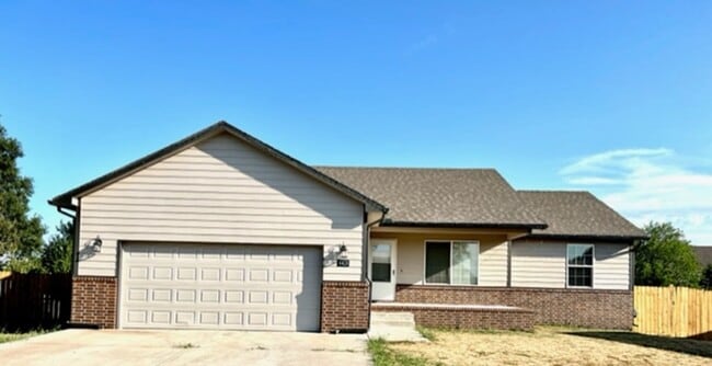 Primary Photo - Large 4 Bedroom, 3 Bathroom!