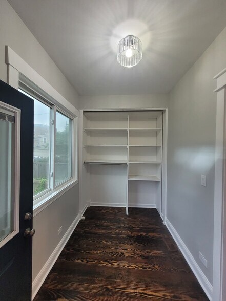 Sunroom - 4317 N Ashland Ave