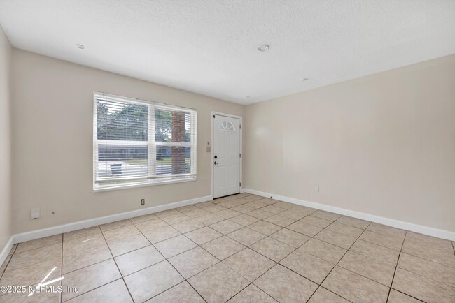 Building Photo - 2930 Wycombe Dr W