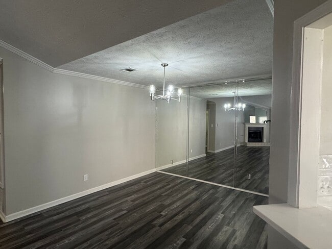 Building Photo - Arrowhead One Level