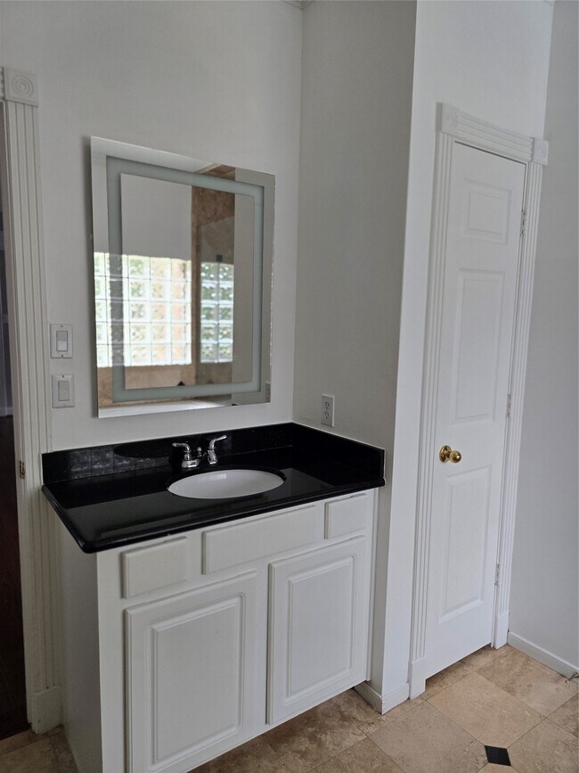 Building Photo - 12018 McKinney Falls Ln