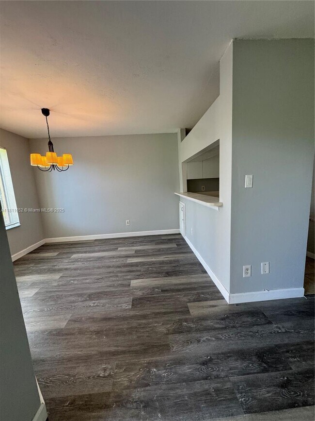Building Photo - 905 Coral Club Dr