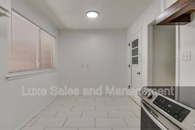 Building Photo - 3516 Mt Pleasant Dr