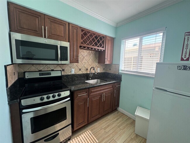 Building Photo - 323 Monroe St