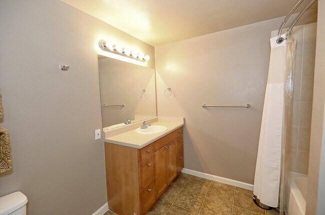 Building Photo - Aspen Grove Condo