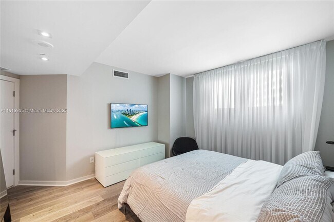 Building Photo - 1331 Brickell Bay Dr