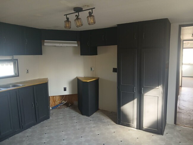 Building Photo - 11 Camelot Dr