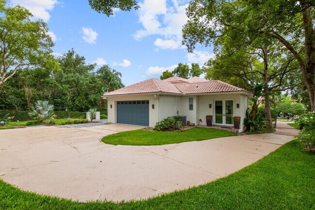 Building Photo - Luxury Rental Available
