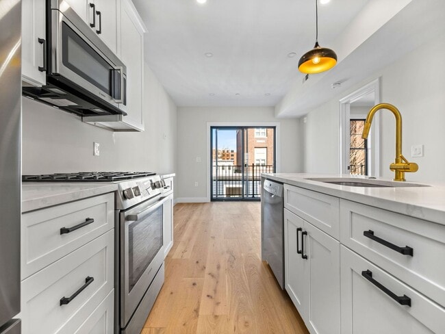 Building Photo - 4 Bed / 2 Bath in South Boston | In-Unit Laundry | 9/1