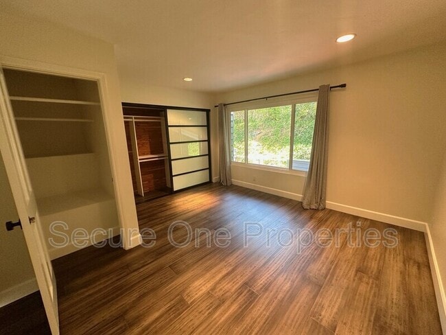 Building Photo - 4671 Club View Dr