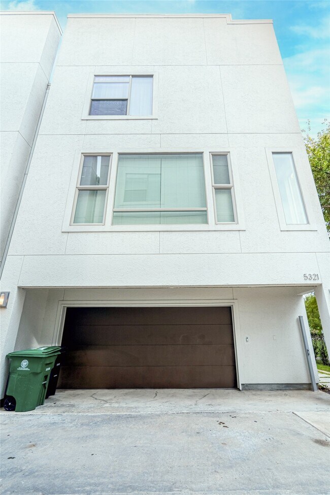 Building Photo - 5321 Lillian St